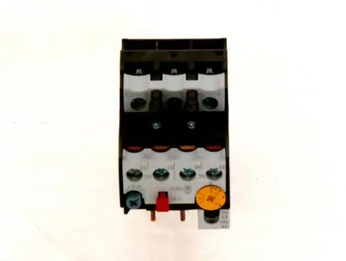BOSCH Schutzschalter mit mehreren Anschlüssen, sichtbaren Bedienelementen und Beschriftungen zur Nutzung in elektrischen Installationen.